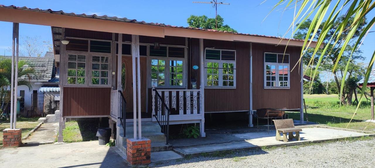 Tamteh Homestay Ayer Hitam Exterior foto